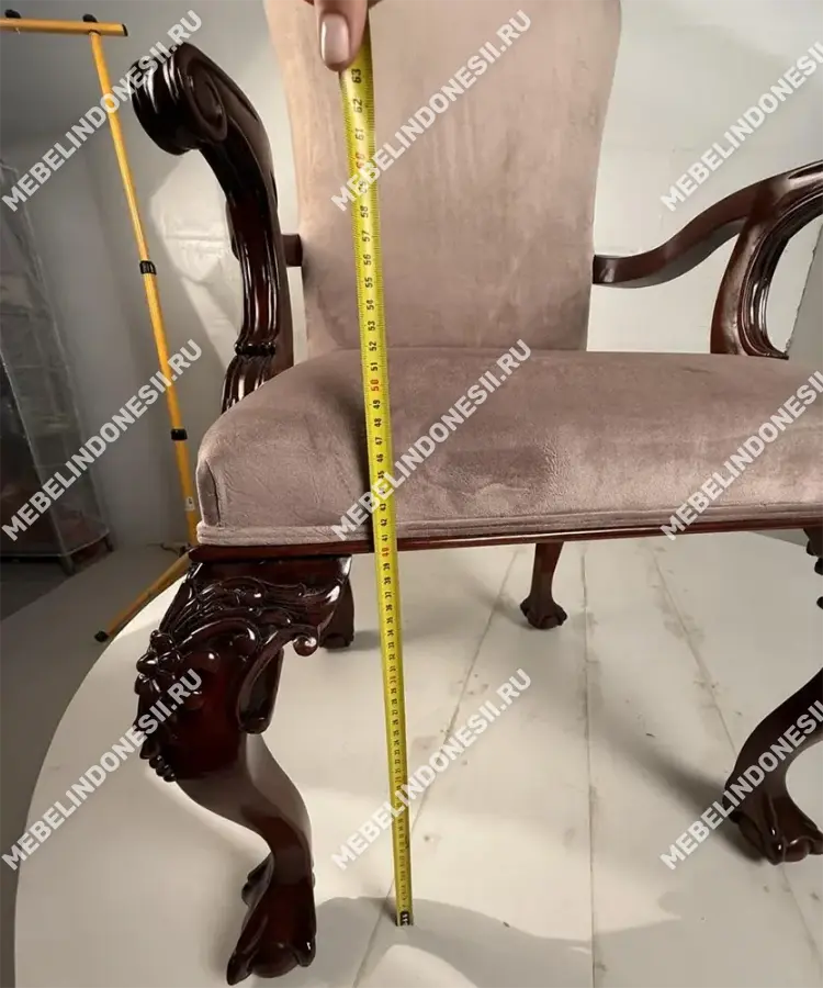 Стул с подлокотниками в стиле Чиппендейл  